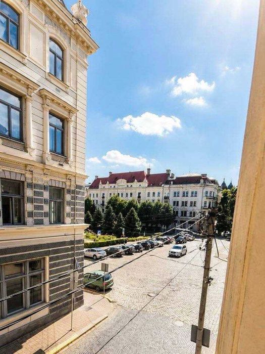 Продаж 3-кімнатної квартири з видом на театр