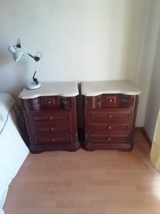 Móveis de quarto em muito bom estado. Madeira macissa.