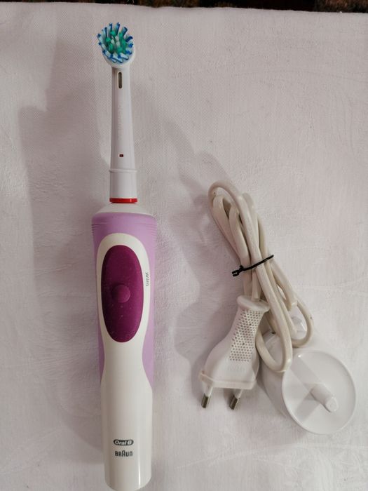 Зубна щітка електрична Oral - B.