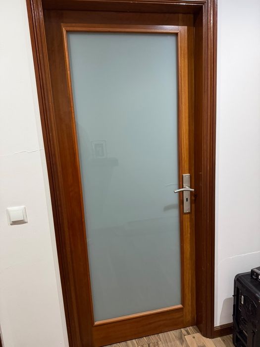 Porta interior em madeira com vidro fosco