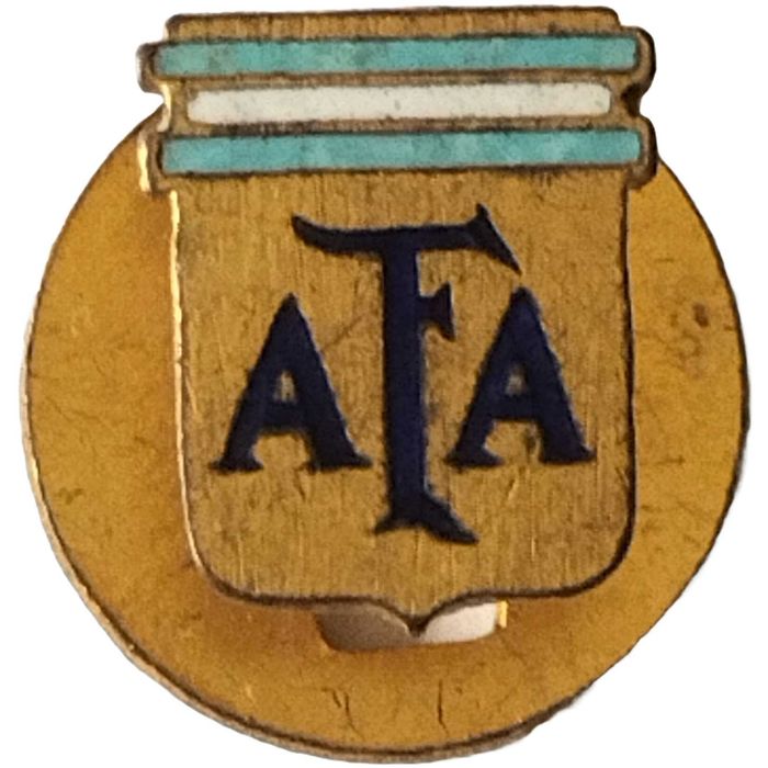 31 emblemas de Federações de Futebol (3 são botoeiras).