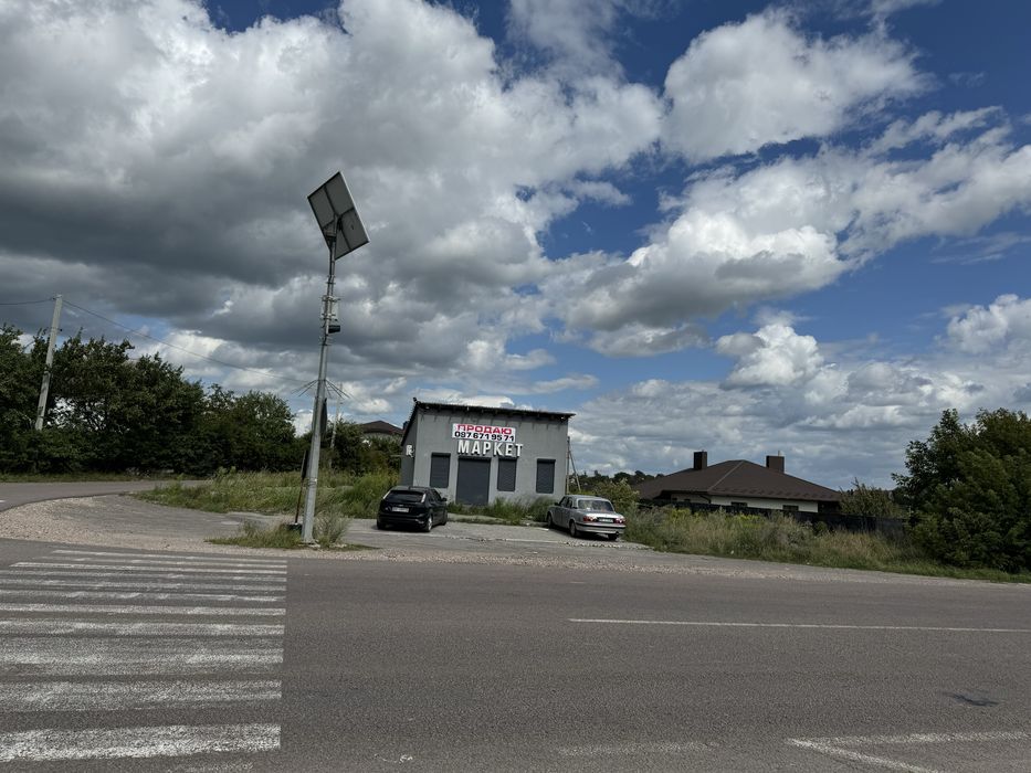 Магазин над дорогою