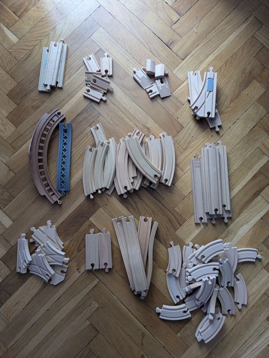 Duży zestaw drewnianych torów dla pociągów