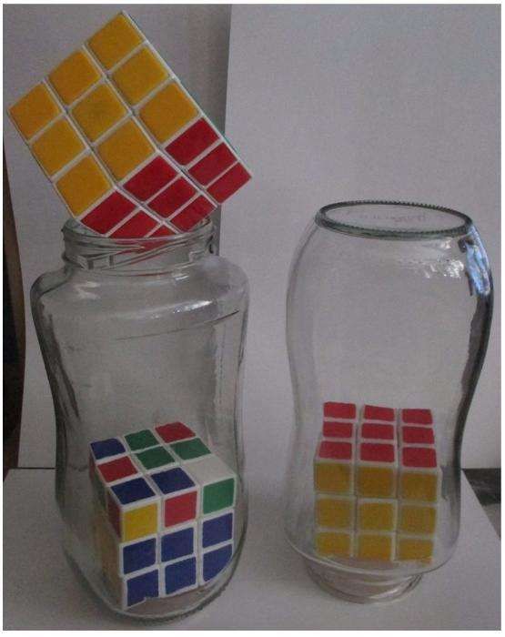 Cubo mágico dentro de frasco
