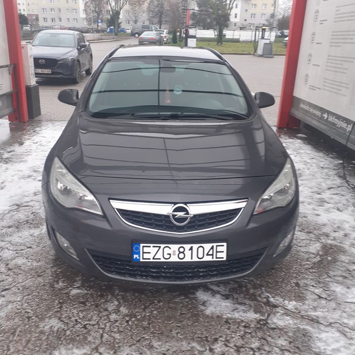 Opel Astra kombi sport tourer  2011r