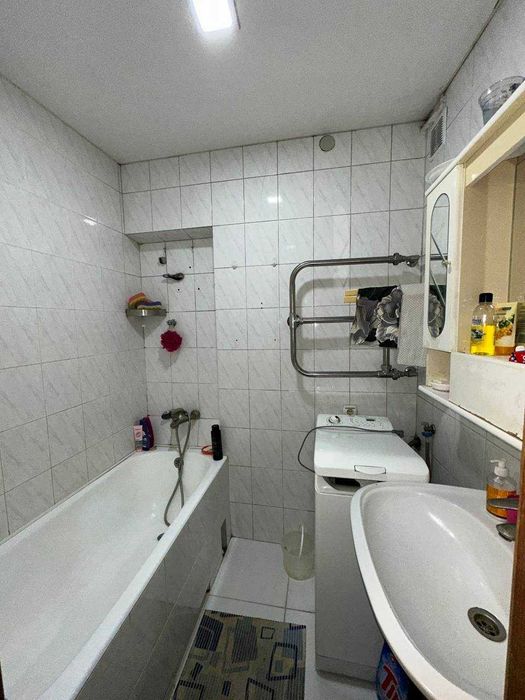 Продам  4к.квартиру в Центре"S=92м2"Князя  В.Великого-15"Б"