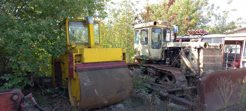Каток дорожній вібраційний Stavostroj VSH100, Грейдер ДЗ-122Т