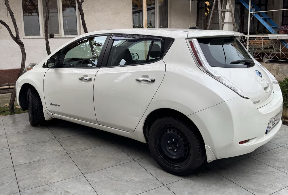 Довгострокова оренда NISSAN LEAF електрокар