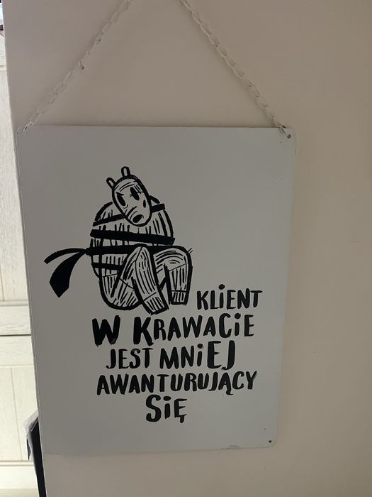 Metalowy plakat z sentencją filmu MIŚ