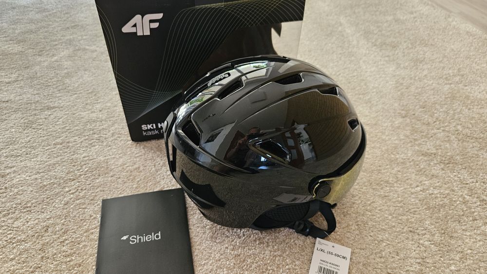 NOWY czarny kask narciarski z szybką 4F  H4Z22-KSD001 roz. L/XL