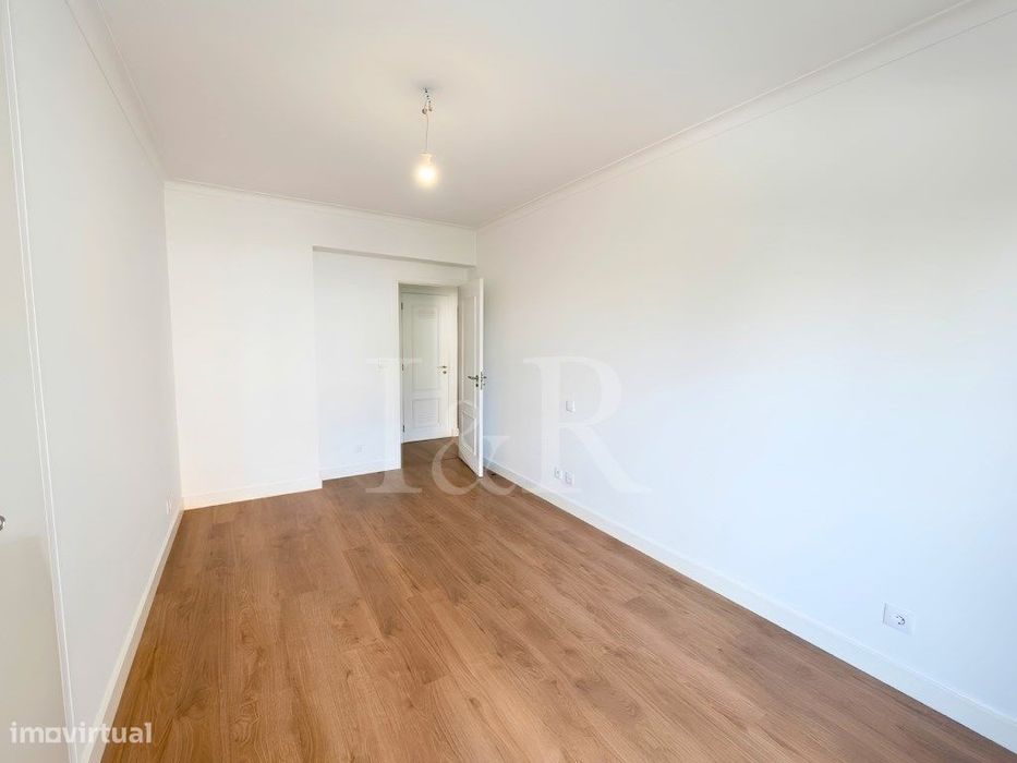 Apartamento T3 com varanda e estacionamento na Estrada da Luz, Lisboa