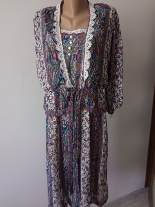 Sukienka vintage wzory ramiączka i narzutka z koronką