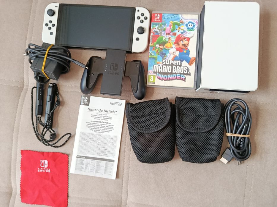 Nintendo switch OLED biały z grą super Mario Bros wonder I walizką do transportu