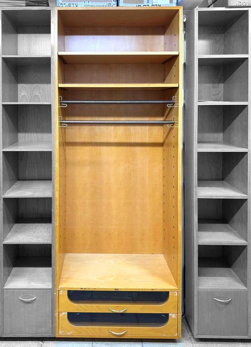 Móvel de loja em faia para dobrados e pendurados com gavetas