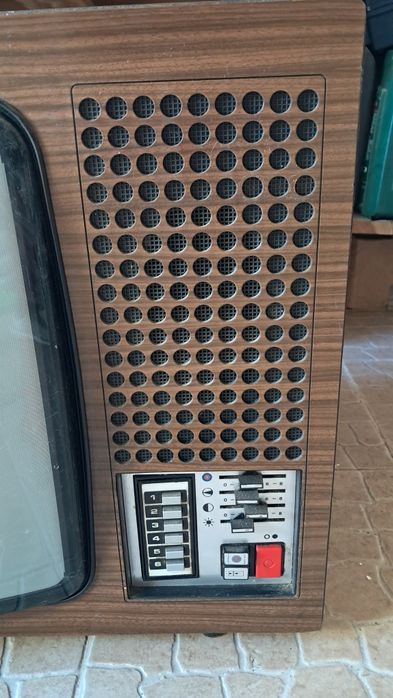 Televisão antiga ITT (A cores)
