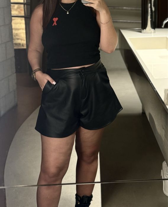 Трендові шкіряні шорти