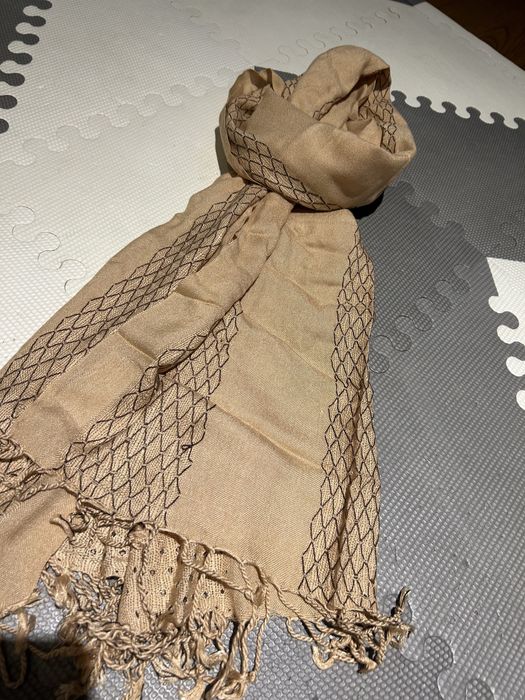 Duży oversize szalik kolor beżowy brązowy z frędzlami