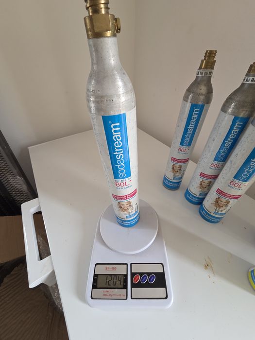 Butle do SodaStream pełne i puste.