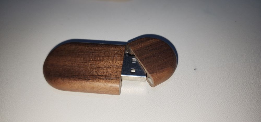 Крута флешка 16 гиг з дерев'яним корпусом