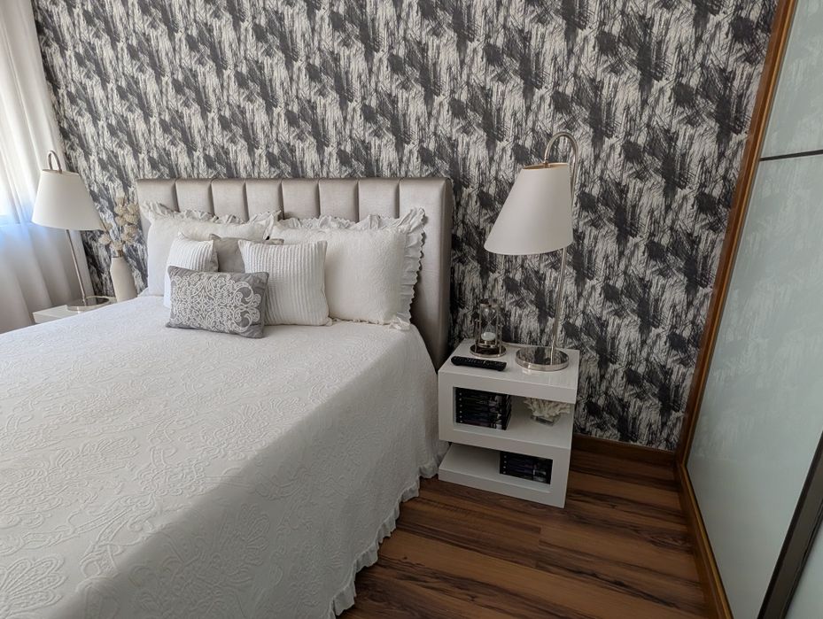 Mobília Quarto Cama de casal e mesinhas