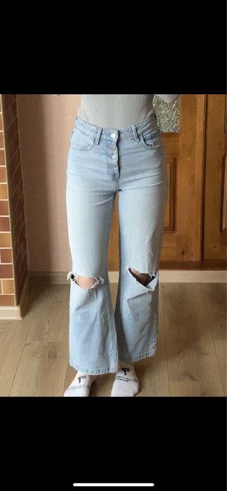 Джинси з розрізами на колінах