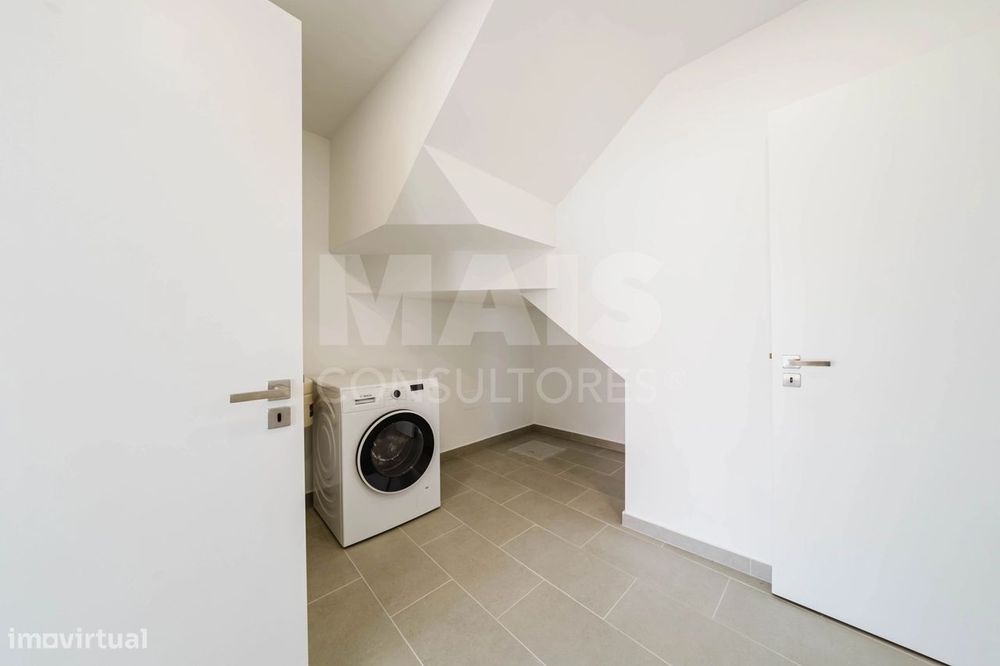 Moradia T3+1 Garagem, Logradouro e Vista Mar