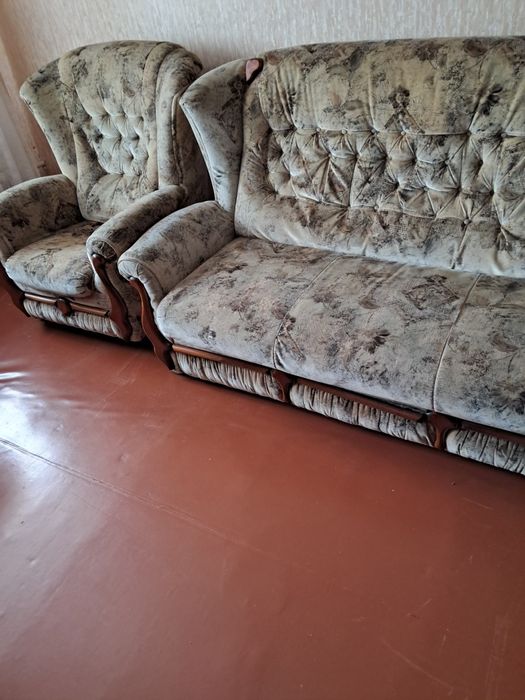 Отдам бесплатно на вынос диван и кресло