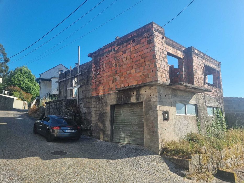 Moradia p/restauro com excelente vista Rio