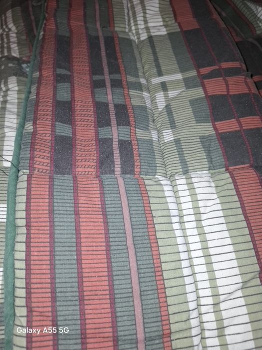 Edredon piubel verde com dupla face em motivos florais e quadrados