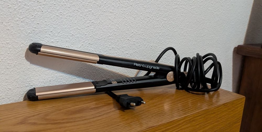 Uma prancha de cabelo modelador