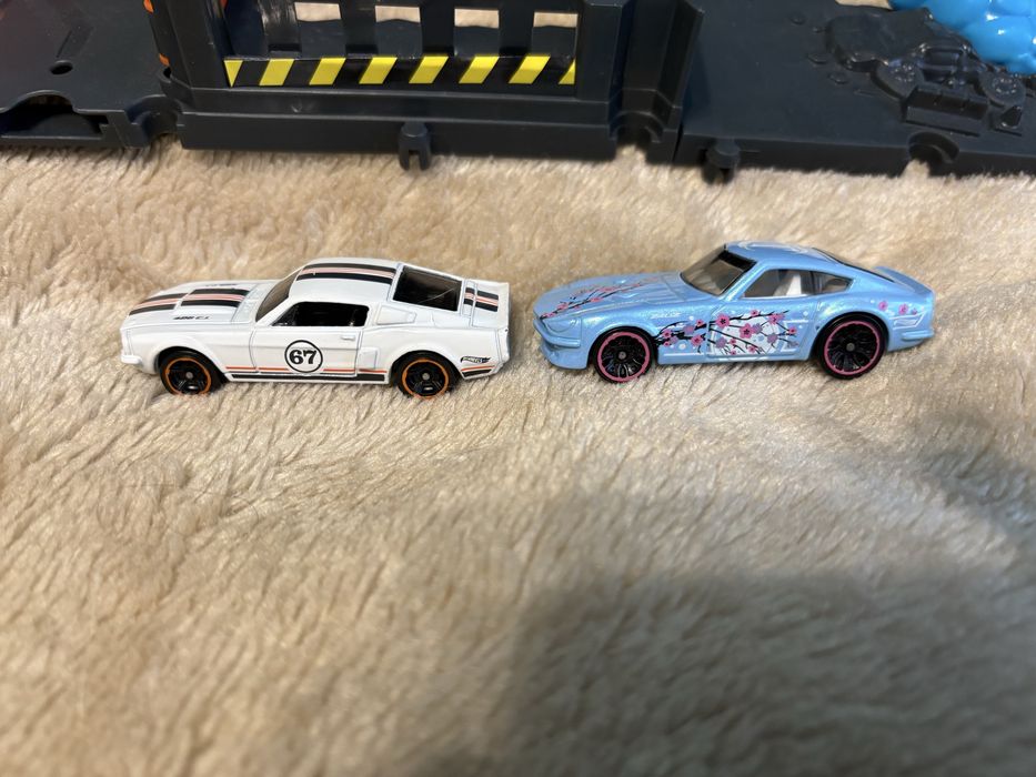 Hot wheels pętla t rexa z dwoma samochodzikami