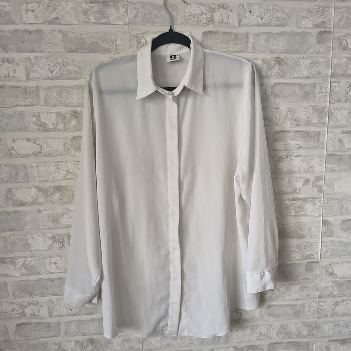 Długa biała koszula oversize