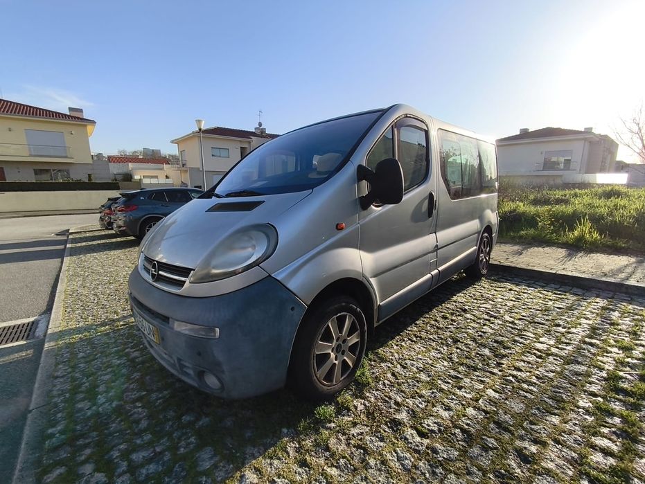 Opel Vivaro adaptada para deficientes com plataforma elevatória.