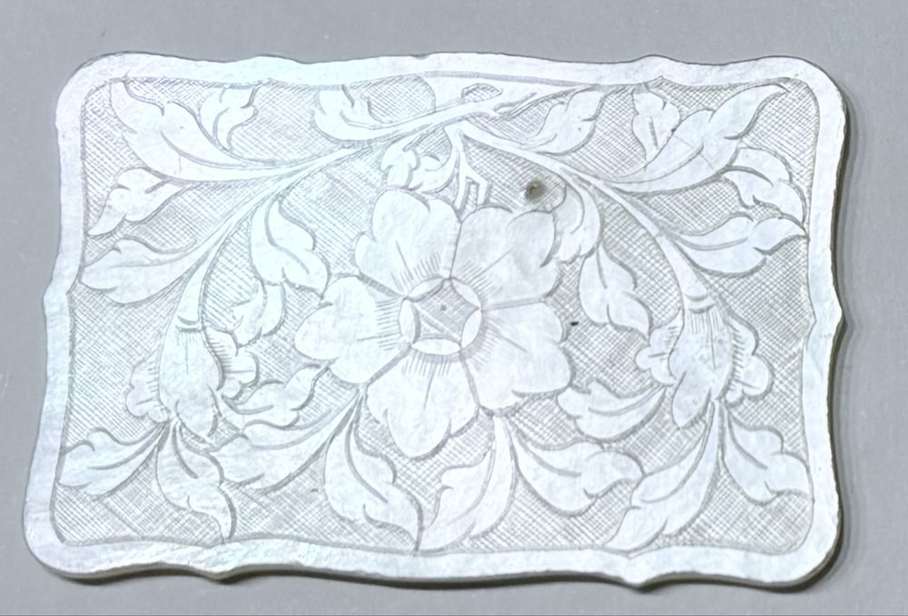 Conjunto de 4 antigas fichas de jogo em madrepérola com gravação heráldica de 1890