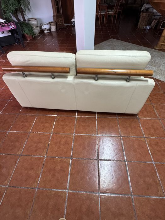 Sofá bege de pele