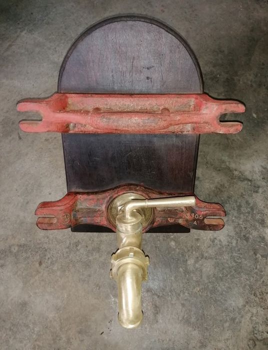 Porta de túnel em madeira e ferro com torneiras em latão