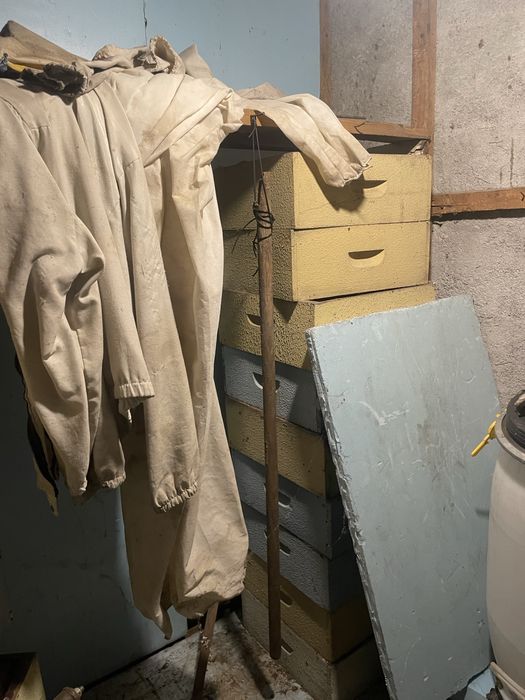Material Completo de Apicultura – Centrífuga, Bancada, Colmeias, Fatos e Acessórios