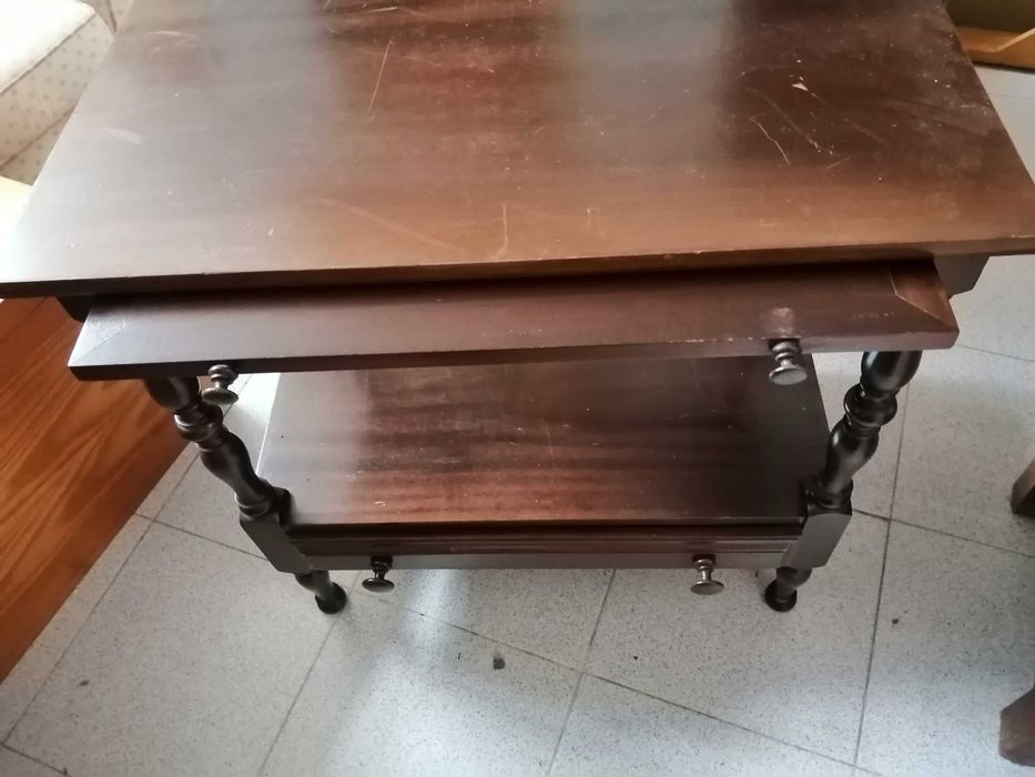 Mesa de apoio com tampo extensível e gaveta
