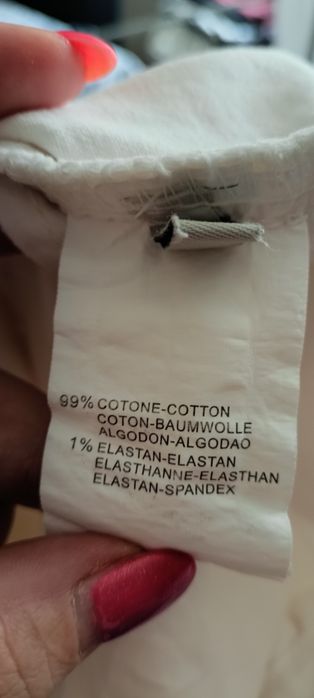 Białe jeansy z postrzepionymi nogawkami