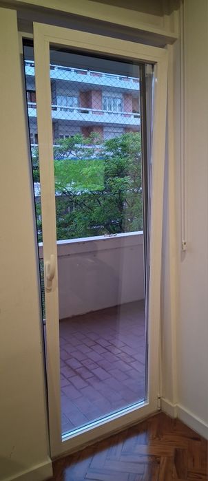 Portas  em alumínio branco