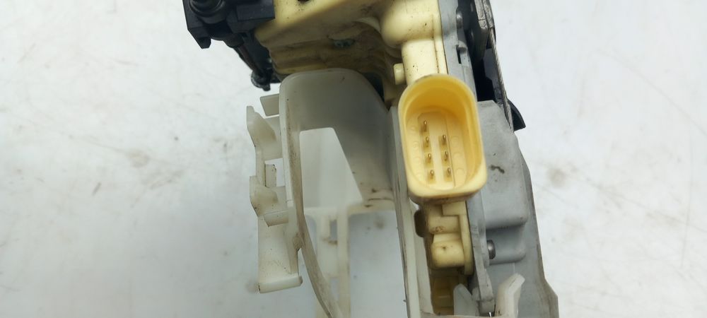 Fechadura / fecho porta trás esquerdo VOLKSWAGEN Passat (3C2)