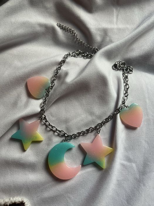 Прикраса на шию з різнокольоровими фігурками