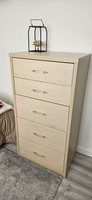 Quarto completo (cama, mesa de cabeceira, camiseiro e roupeiro)