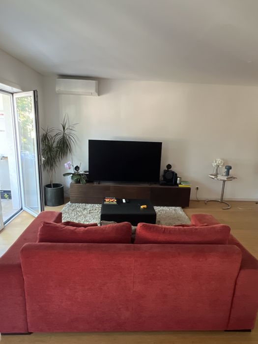 Sofa 2 pessoas , em muito bom estado com almofadas incluidas.dimensoes : 2,0 x 1,0 m