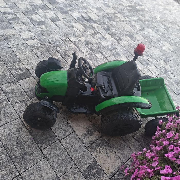 Traktor z przyczepą na akumulator grający na pilota