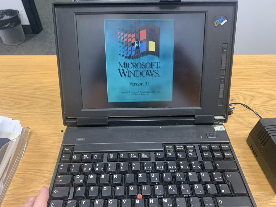 Stary tablet IBM chyba 1995 lub straszy dziala - z ladowarka