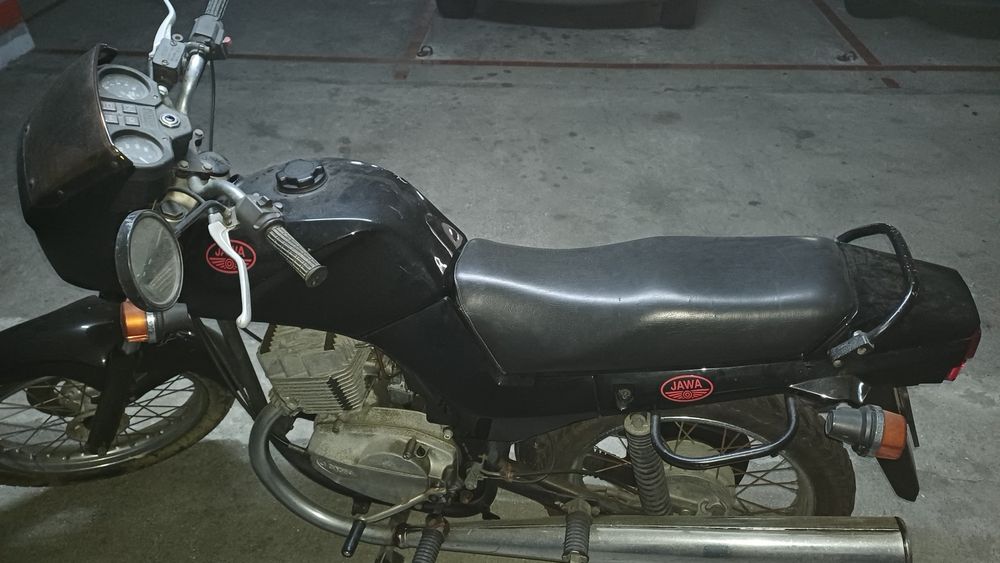 Vende-se jawa por 800 euros  para restauro  esta parada a mais de 6 anos o valor e fixo