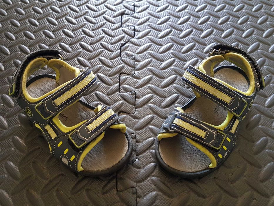 Sandálias abertas de velcro, tamanho 22