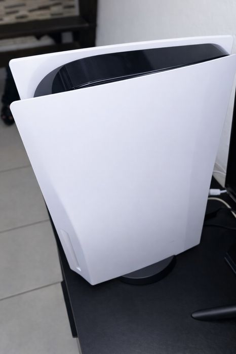 PS5 Fat 1TB + 2 Comandos (Branco e Rosa) + Jogos + Stand Carregamento