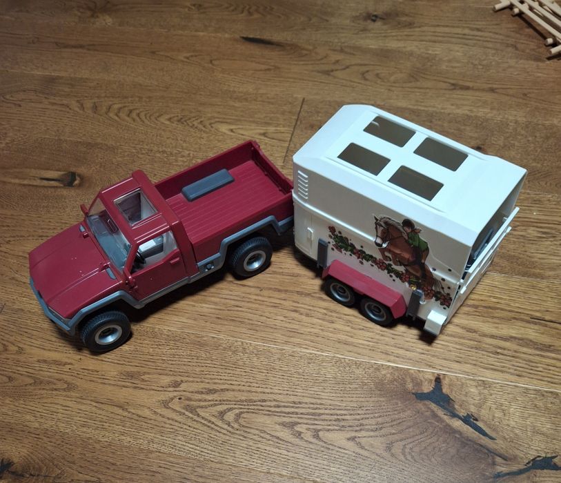 Samochód z przyczepą dla konia Schleich